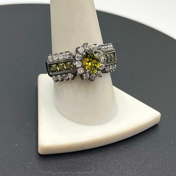 Sterling Silver 4-Prong Olive Green Oval Cubic Zirconia 6 gr Ring Sz 10 1/4 - Picture 2 of 12
